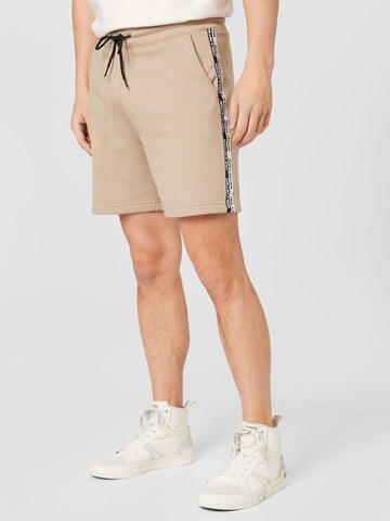 HOLLISTER Regular Shorts 'LEVEL UP' in Braun: predná strana