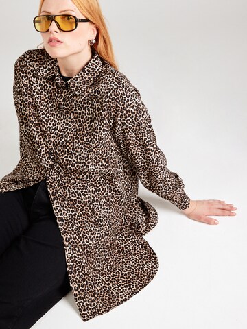 Camicia da donna di ONLY Carmakoma in grigio