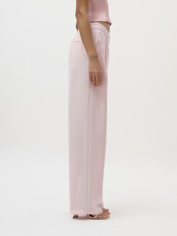 LeGer by Lena GerckeLoosefit Hlače s naborima 'Kora' - roza boja