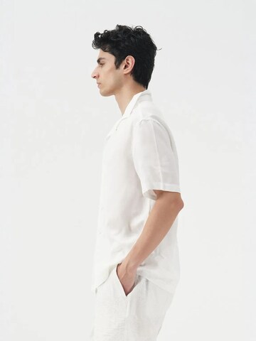 Coupe regular Chemise Giesto en blanc