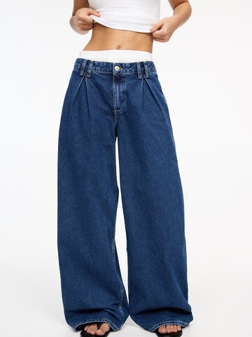Loosefit Jeans con pieghe di Pull&Bear in blu: frontale