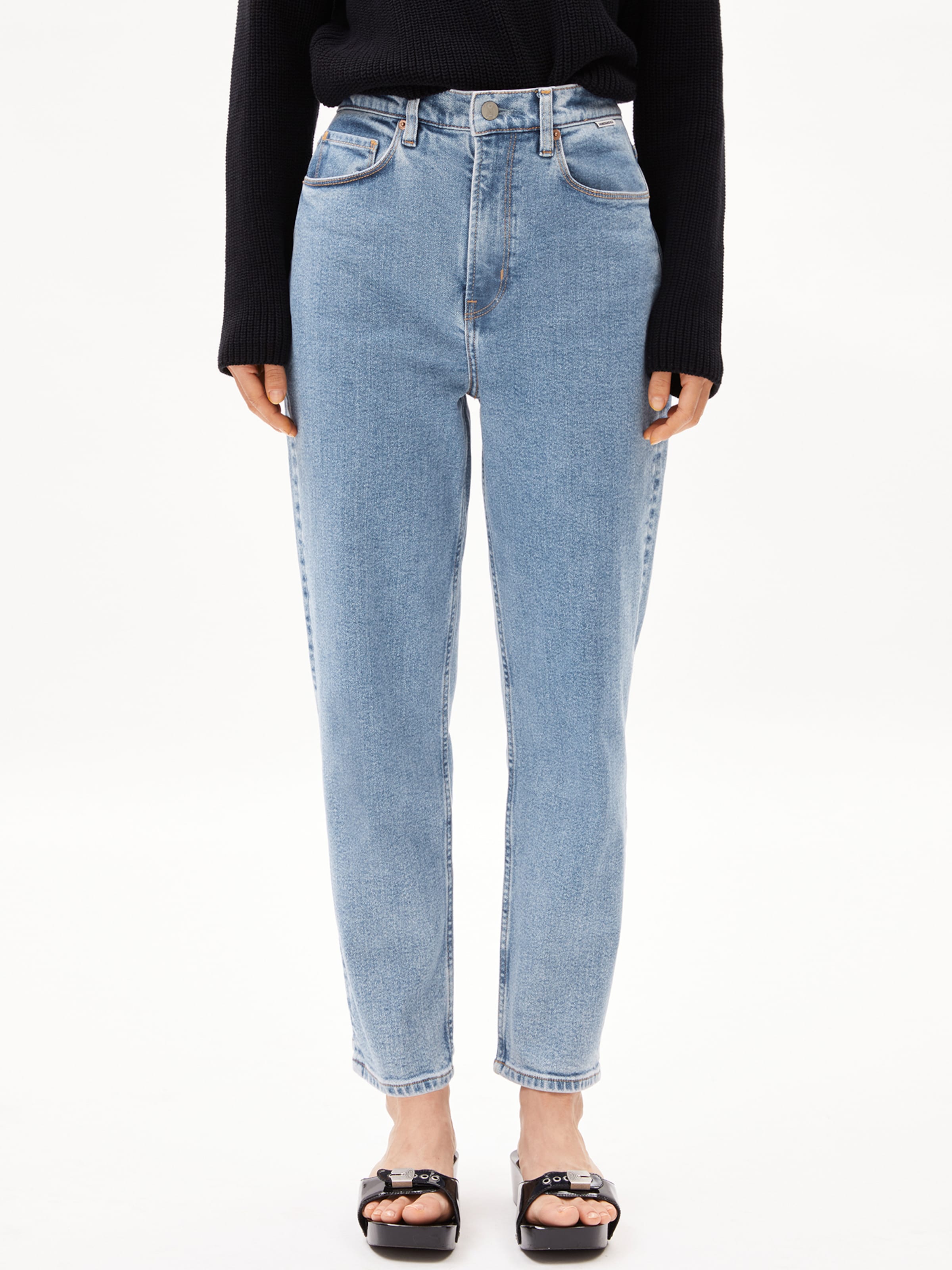 ARMEDANGELS Szabványos Farmer 'Mairaa' - kék: elől