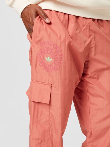 Effilé Pantalon cargo 'Graphic Ozworld ' ADIDAS ORIGINALS en rose