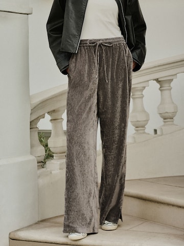 Wide Leg Pantalon 'Chenille' Next en gris : devant