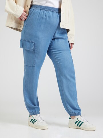 Tapered Pantaloni cargo 'CARCHARIS' di ONLY Carmakoma in blu: frontale