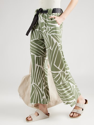 Wide leg Pantaloni con pieghe 'Fr44anca' di ZABAIONE in verde: frontale