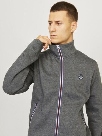 JACK & JONES Sweatjakke i grå