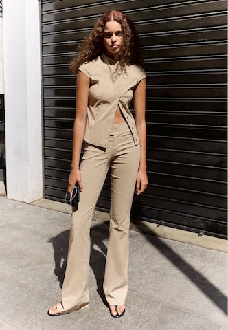 Bershka Flared Hose in Beige: Vorderseite
