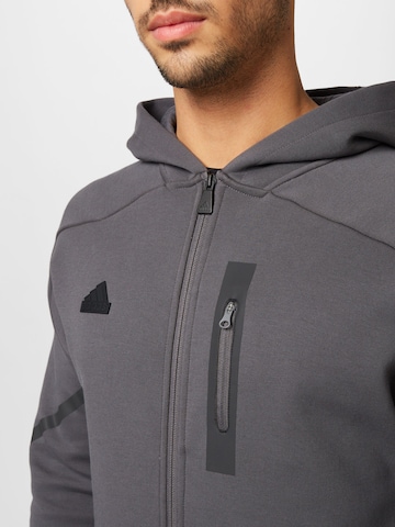 ADIDAS SPORTSWEAR - Casaco de treino em moletão 'Designed For Gameday ' em cinzento