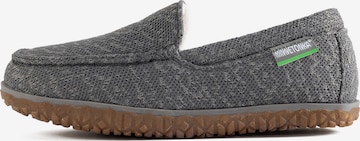 Minnetonka Мокасины 'Eco Elm' в Серый: спереди