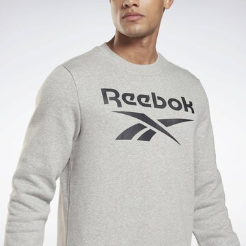 Sweat-shirt Reebok en gris