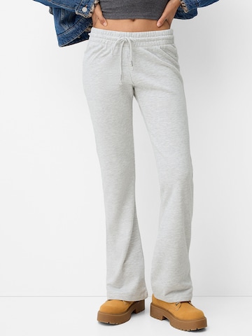 Bershka Flared Trousers in Grey: front