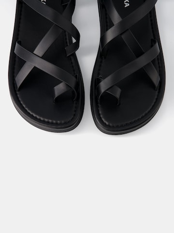 Bershka Zehentrenner in Schwarz