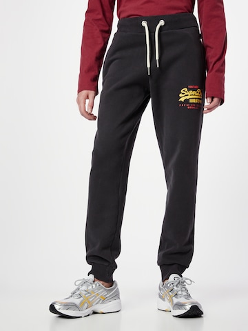 Superdry - Tapered Pantalón 'Heritage' en negro: frente