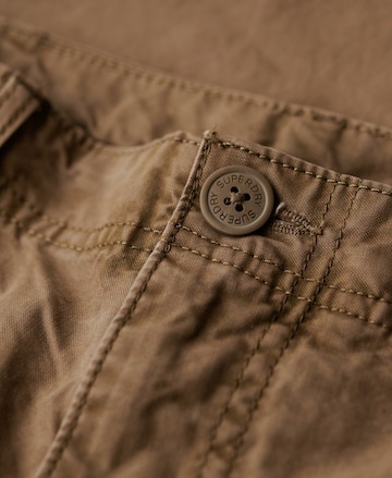 Superdry Loosefit Cargohose in Braun