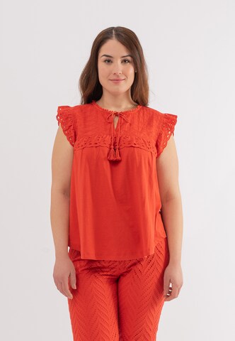 October Blouse in Rood: voorkant