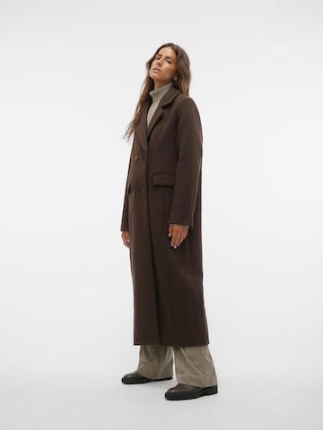 VERO MODA Tussenmantel 'MATHILDE GØHLER X VERO MODA' in Bruin
