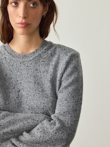 Next Pullover in Grau