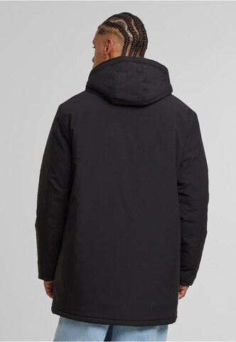 Unfair Athletics Übergangsjacke 'Stadium' in Schwarz
