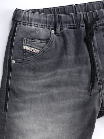 DIESEL - regular Vaquero 'D-Krooley-Short Light & Superstretch JoggJeans' en gris