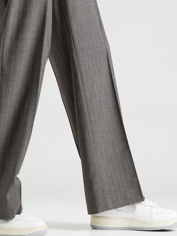 VILA ROUGE Regular Trousers with creases 'LUCINDA' in Grey