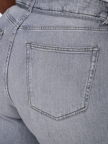 regular Jeans 'CARGIANNA' di ONLY Carmakoma in grigio