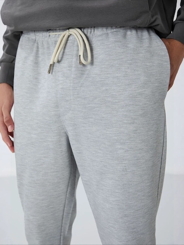 Tommy Life Tapered Workout Pants 'Jogginghose' in Grey