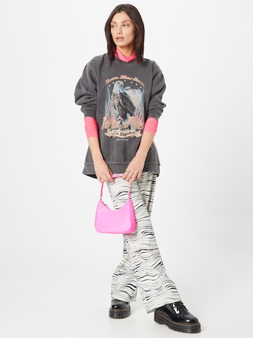 Nasty Gal Sweatshirt 'Born Free' in Grau