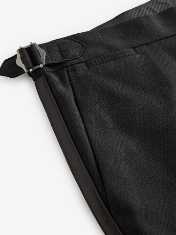 Slimfit Pantaloni cu dungă de la Next pe negru