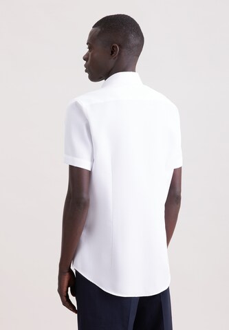 Coupe regular Chemise business 'Smart Essentials' SEIDENSTICKER en blanc