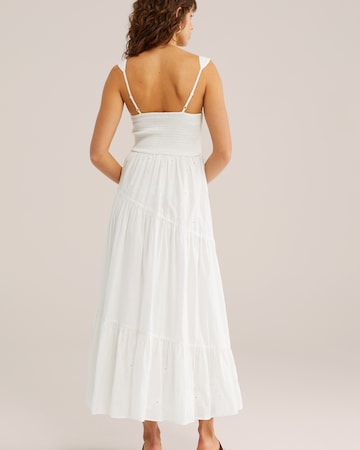 Robe d’été WE Fashion en blanc