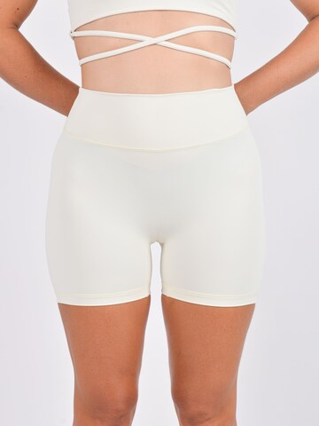 Kadoo Slimfit Shorts 'Wave (recycelt)' in Weiß: Vorderseite
