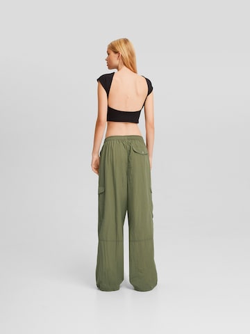 Bershka Loosefit Kalhoty – zelená