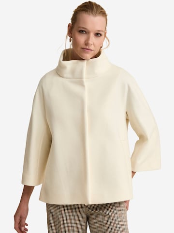Il Lanificio Winter Coat in White: front