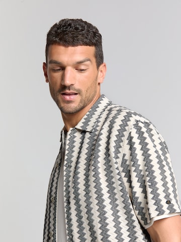 Coupe regular Chemise No Excess en beige