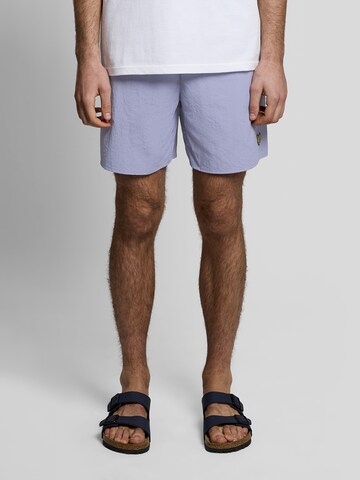 Lyle & Scott Loosefit Badeshorts in Blau: Vorderseite