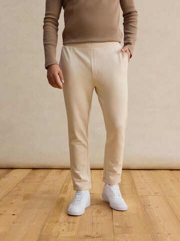 DAN FOX APPAREL Regularen Hlače 'Falk' | bela barva: sprednja stran