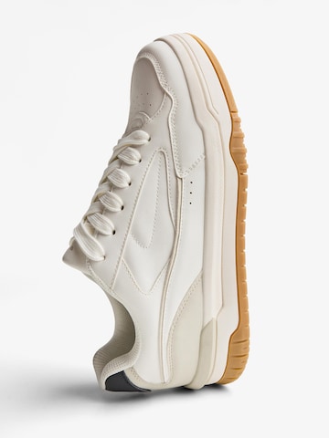 Bershka Ниски маратонки в бяло