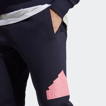 ADIDAS SPORTSWEAR Дънки Tapered Leg Спортен панталон 'Future Icons Badge Of Sport' в синьо