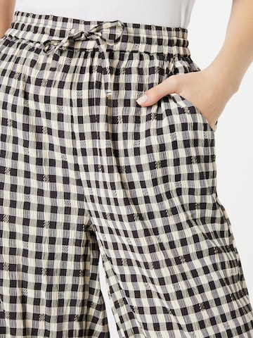 Wide leg Pantaloni 'Rita' de la Lollys Laundry pe negru