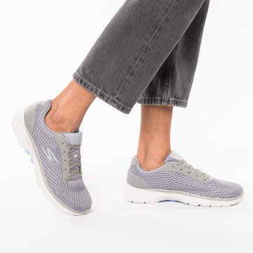 Baskets basses SKECHERS en gris