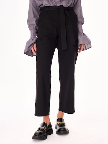mandragora Regular Broek 'Remo' in Zwart: voorkant