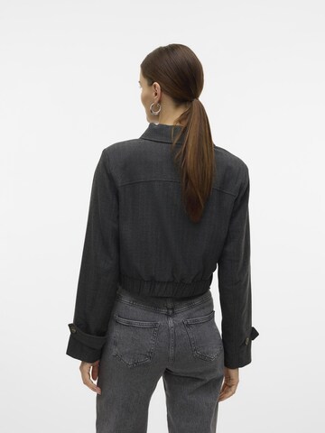 VERO MODA Tussenjas in Grijs