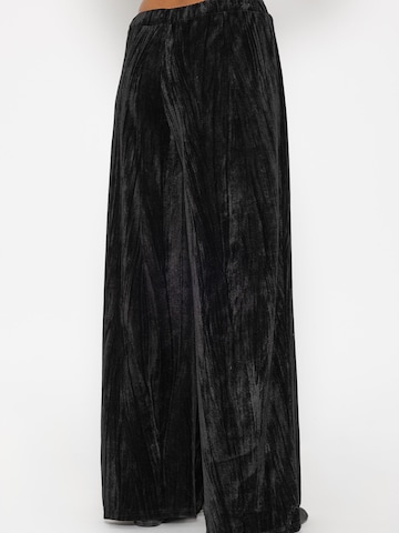 SASSYCLASSY Loosefit Hose in Schwarz