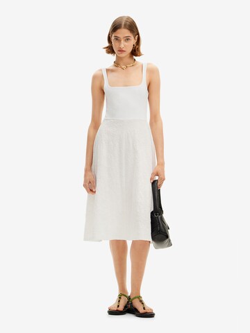 Desigual Sukienka w kolorze biały