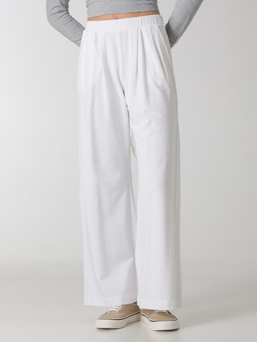 DEHA Wide leg Pleat-front trousers in White: front