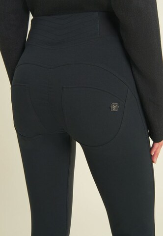 Freddy Skinny Jeggings in Black