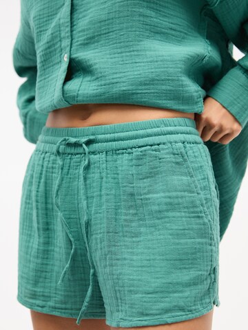 Regular Pantalon Pull&Bear en vert