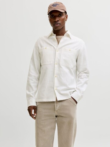 Coupe regular Chemise JACK & JONES en blanc : devant