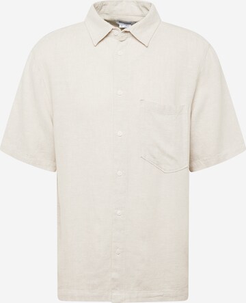 Coupe regular Chemise WEEKDAY en beige : devant